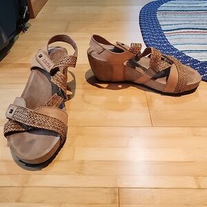 Taos Trulie Wedge Woven Super Softe Leather Wedge Sandals Camel Sz 6.5